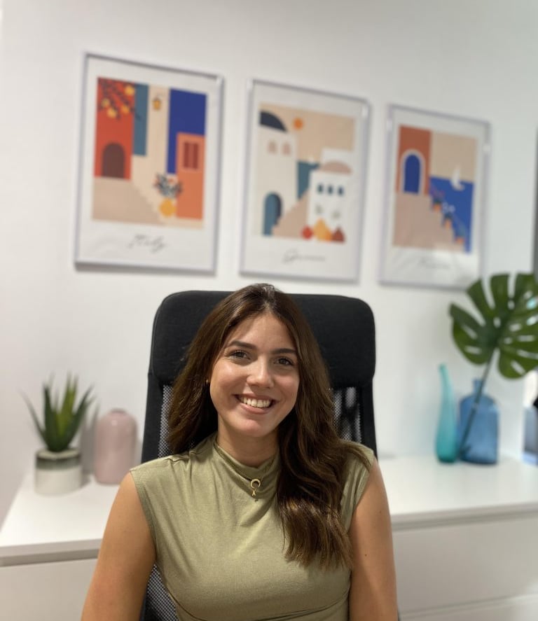 Andrea Álvarez sonriendo en su consulta de psicología
